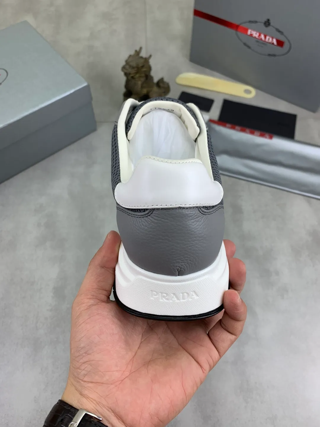 Men's Men's Shoes 💰P560 💰【New Style】 The latest model of high-quality PRADA classic men's shoes has been launched on the official website at a 1:1 replica, synchronized in Hong Kong and on the same catwalk; all made of calfskin➕imported cowhide lining, 🍡🍡original rubber outsole, non-slip and wear-resistant; comfortable on the feet, attractive style, fine workmanship, and simple and neat shoe lasts, highlighting a man's courage and toughness, 👍size 38 to 44 (45 can be customized) black White color🉑️choose